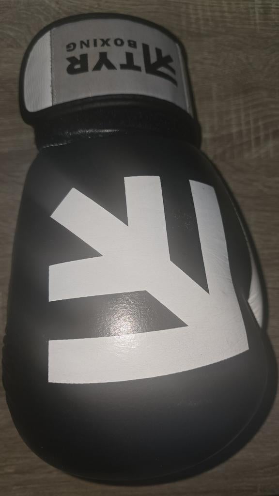 TYR Boxing Bokshandschoenen - Zwart/Wit, Sport en Fitness, Ophalen of Verzenden, Zo goed als nieuw, Bokshandschoenen