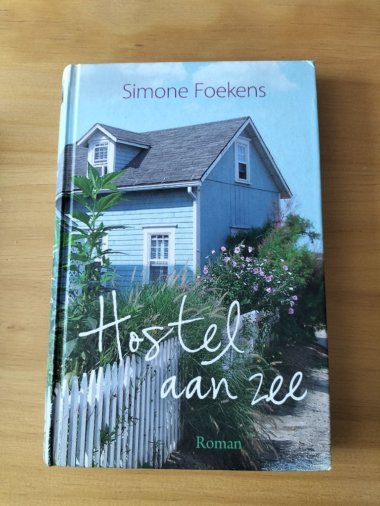 Hostel aan Zee - Simone Foekens (Roman), Boeken, Romans, Zo goed als nieuw, Nederland, Ophalen of Verzenden