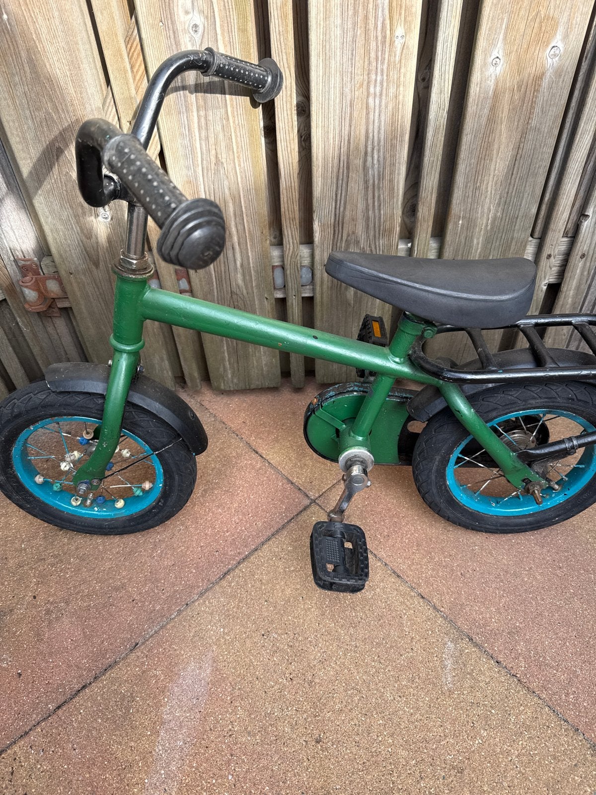 Groene kinderfiets met kleine wielen, Fietsen en Brommers, Fietsen | Kinderfietsjes, Ophalen, Gebruikt, Terugtraprem, Minder dan 16 inch