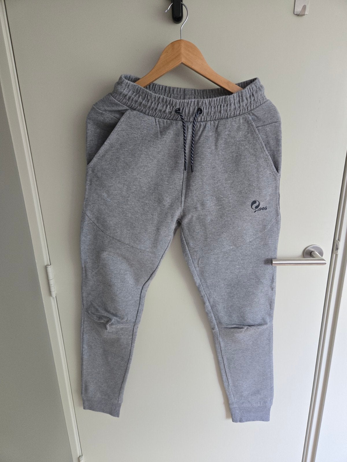 Grijze joggingbroek met logo - Maat M, Kleding | Heren, Broeken en Pantalons, Onbekend, Maat 48/50 (M), Ophalen of Verzenden, Zo goed als nieuw