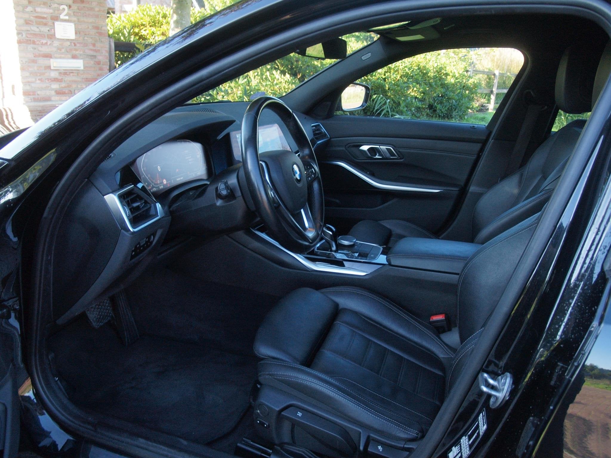 BMW 3-serie Touring 318i Business Edition Plus | Trekhaak |, Automaat, Achterwielaandrijving, Gebruikt, Zwart