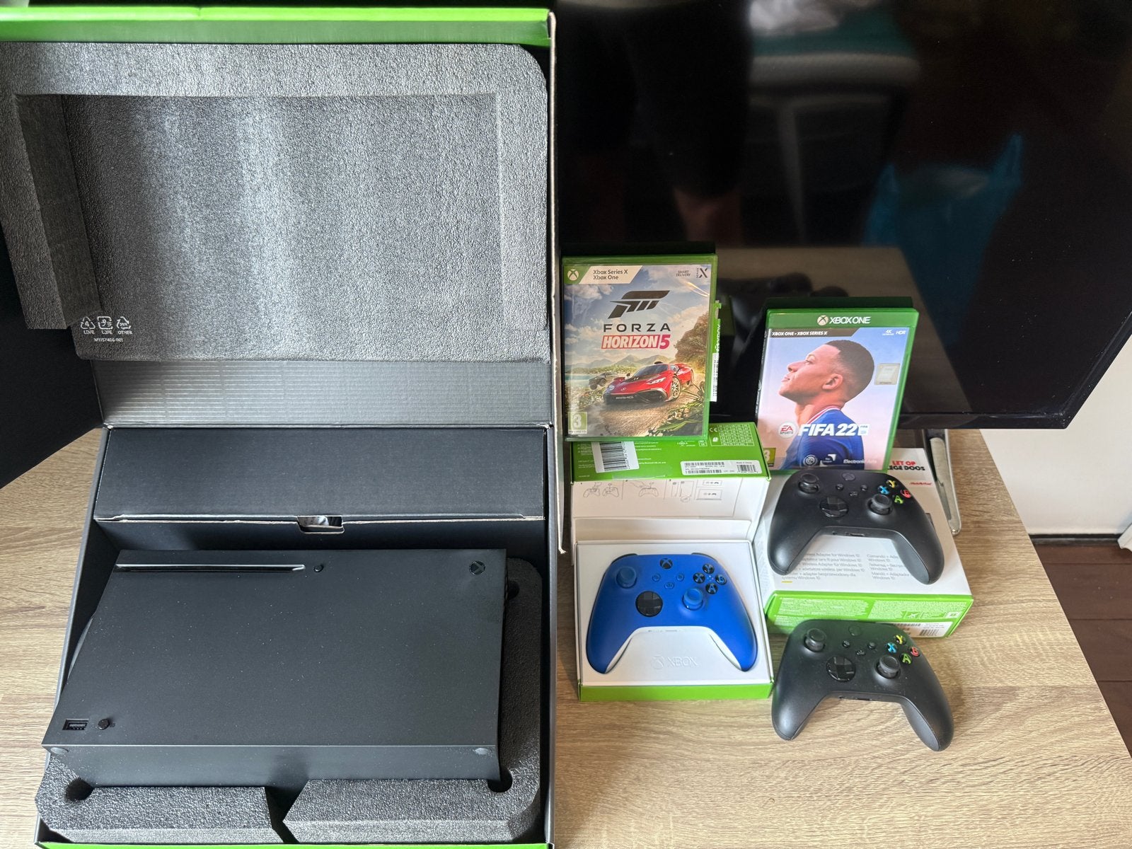 Foto 3 van Xbox Series X met 3 controllers en 2 games - Zo goed als nie