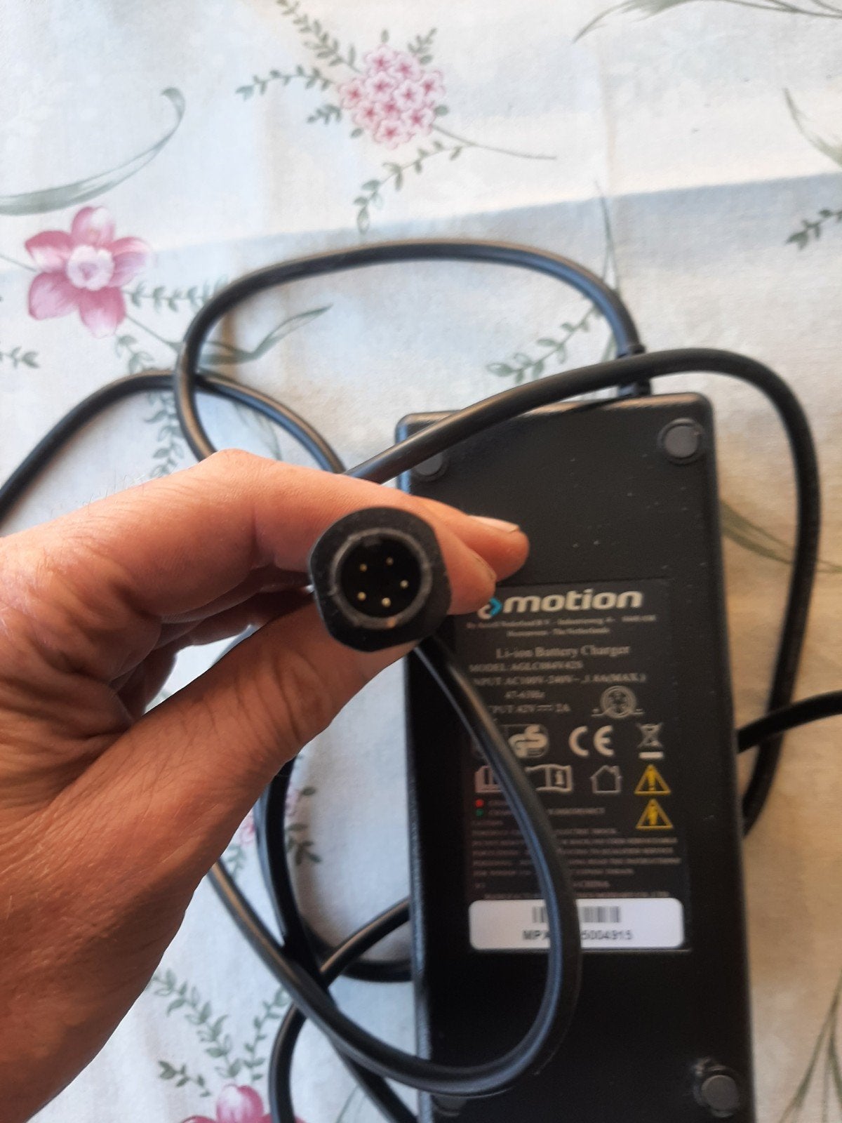 E-motion Li-ion Acculader 42V 2A voor E-bike, Fietsen en Brommers, Gebruikt