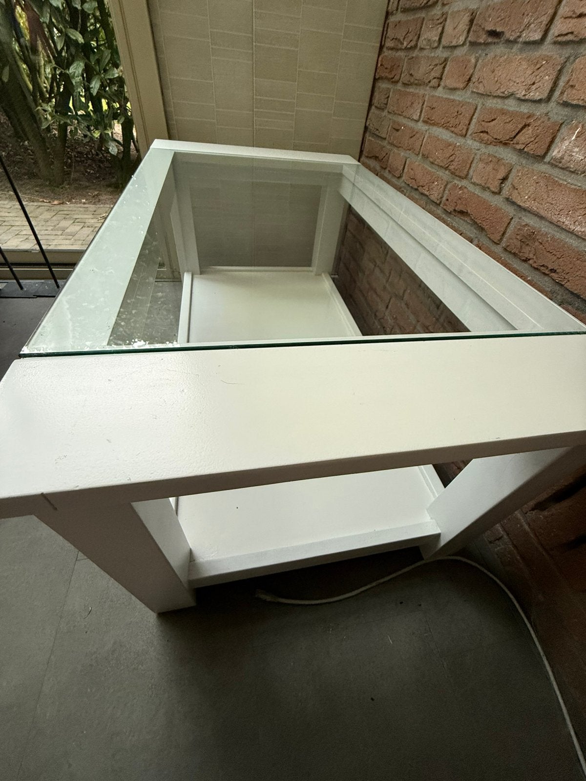 Witte houten salontafel/tv-kast met middenin een glasplaat, Ophalen of Verzenden, Gebruikt, 25 tot 50 cm, 50 tot 100 cm