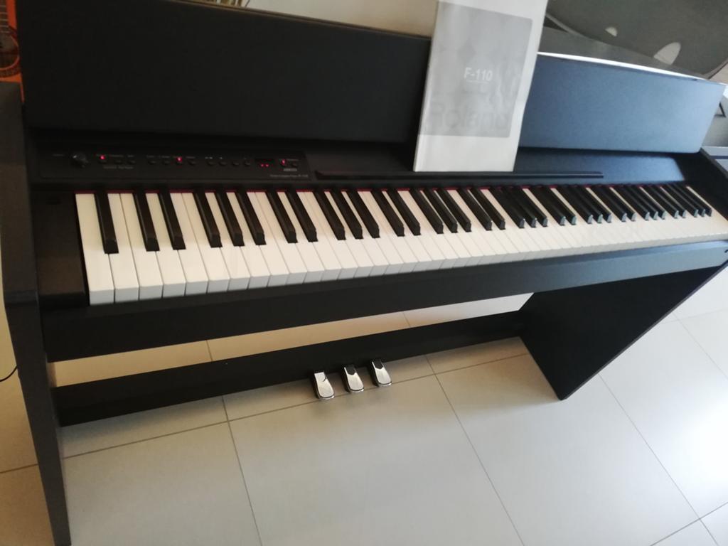 Roland F-110 Digitale Piano, Muziek en Instrumenten, Ophalen, Zwart, Digitaal, Zo goed als nieuw
