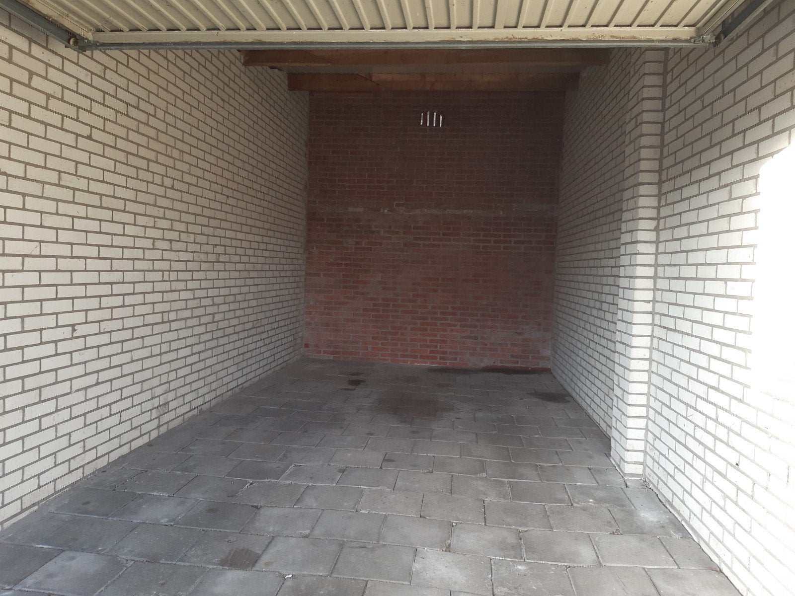 TE HUUR: Ruime Garagebox 20m2 (+7.5m2) – Bergen op Zoom, Auto diversen, Autostallingen en Garages