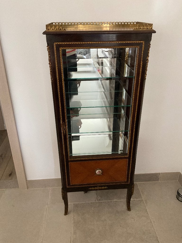 Franse vitrinekast Louis XV stijl met bronsbeslag, Ophalen