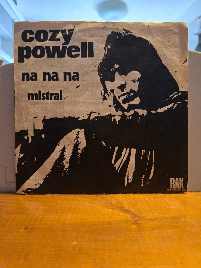 Cozy Powell - Na na na, Cd's en Dvd's, Vinyl Singles, 7 inch, Ophalen of Verzenden, Zo goed als nieuw, Fotohoes