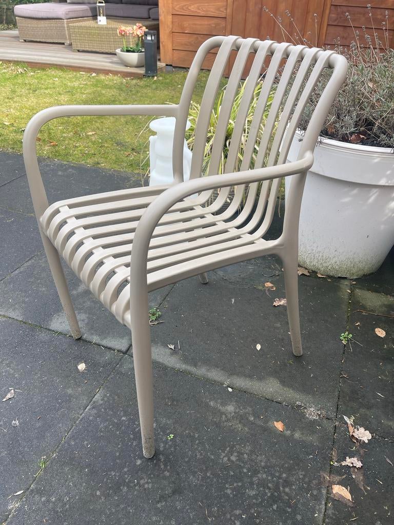 Zo goed als nieuwe taupekleurige tuinstoel Karwei, Ophalen, Zo goed als nieuw, Kunststof