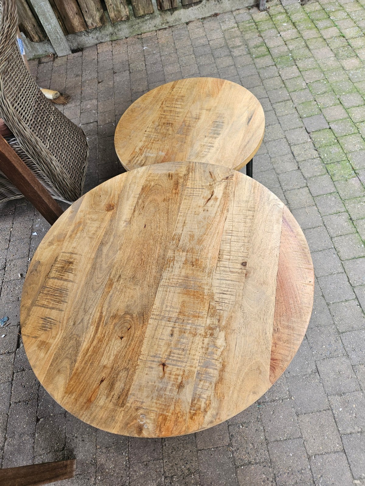 2 ronde salontafels van mangohout met metalen onderst, Gebruikt, 50 tot 100 cm, Rond, 50 tot 100 cm