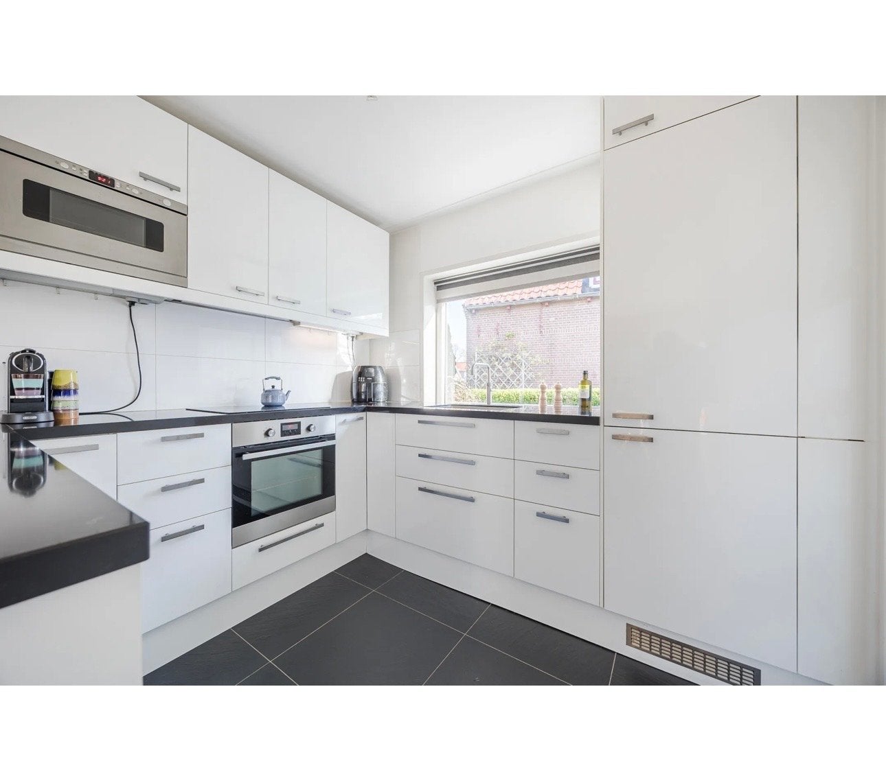 Foto 3 van Moderne witte keuken met inbouwapparatuur