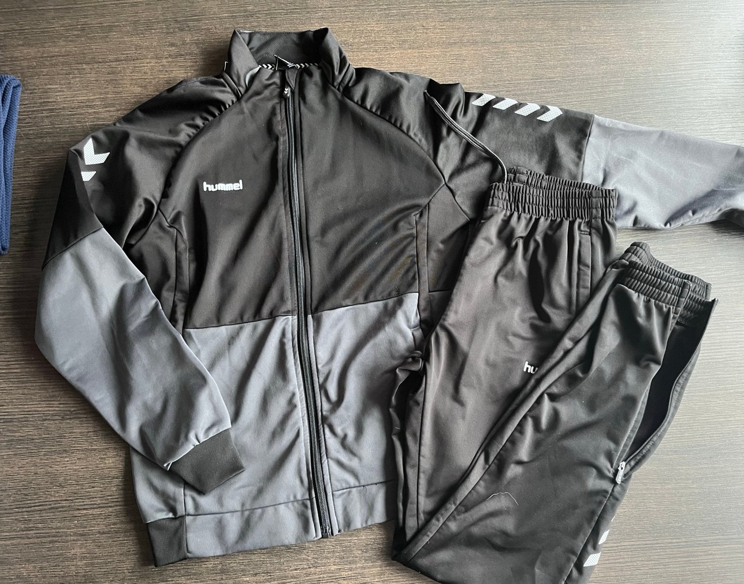 Hummel trainigspak zwart/grijs maat 164 (152), Kinderen en Baby's, Ophalen of Verzenden, Zo goed als nieuw, Jongen of Meisje, Sport- of Zwemkleding