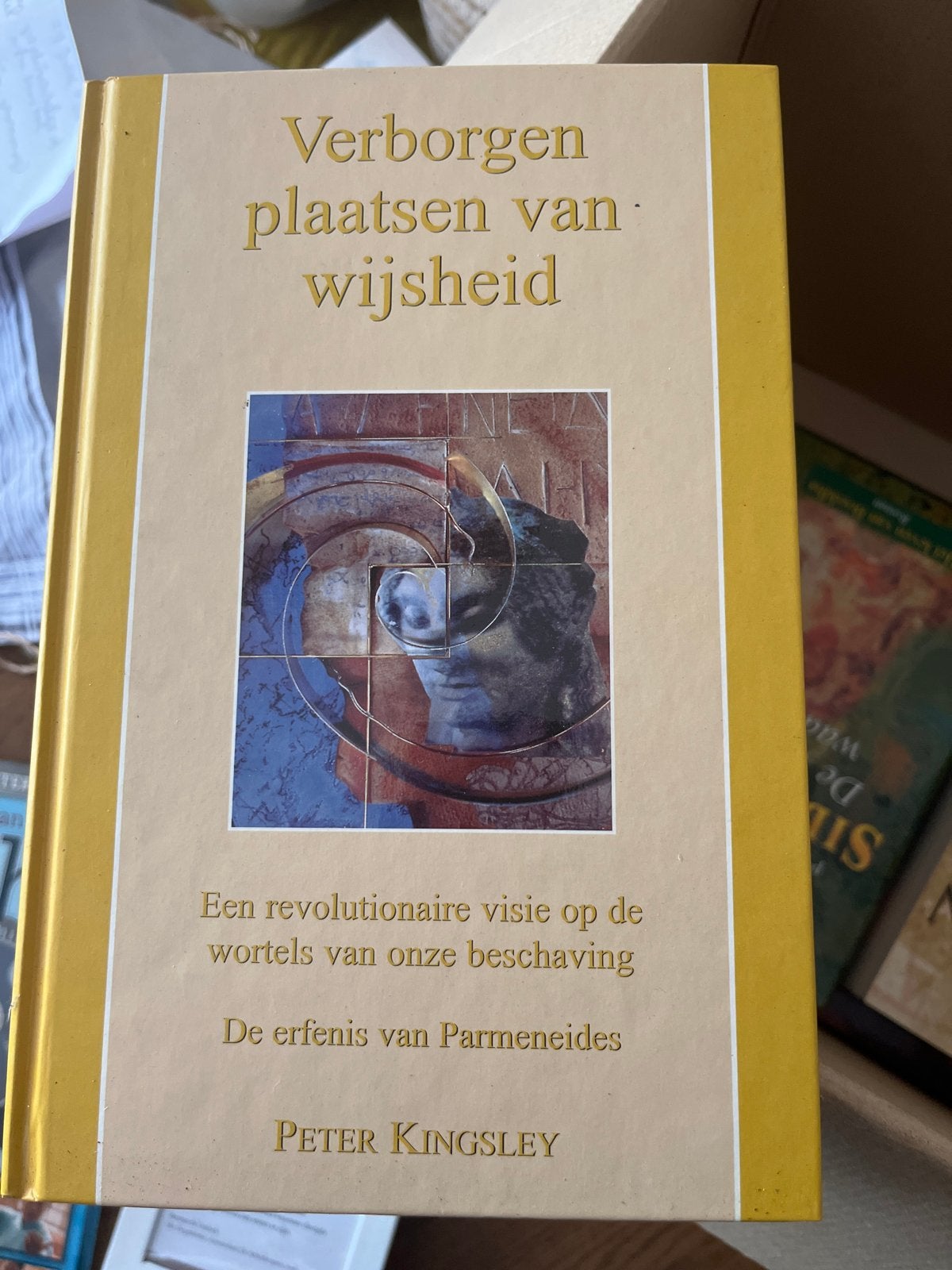 Verborgen plaatsen van wijsheid - Peter Kingsley, Boeken, Ophalen of Verzenden, Gelezen, Wijsbegeerte of Ethiek