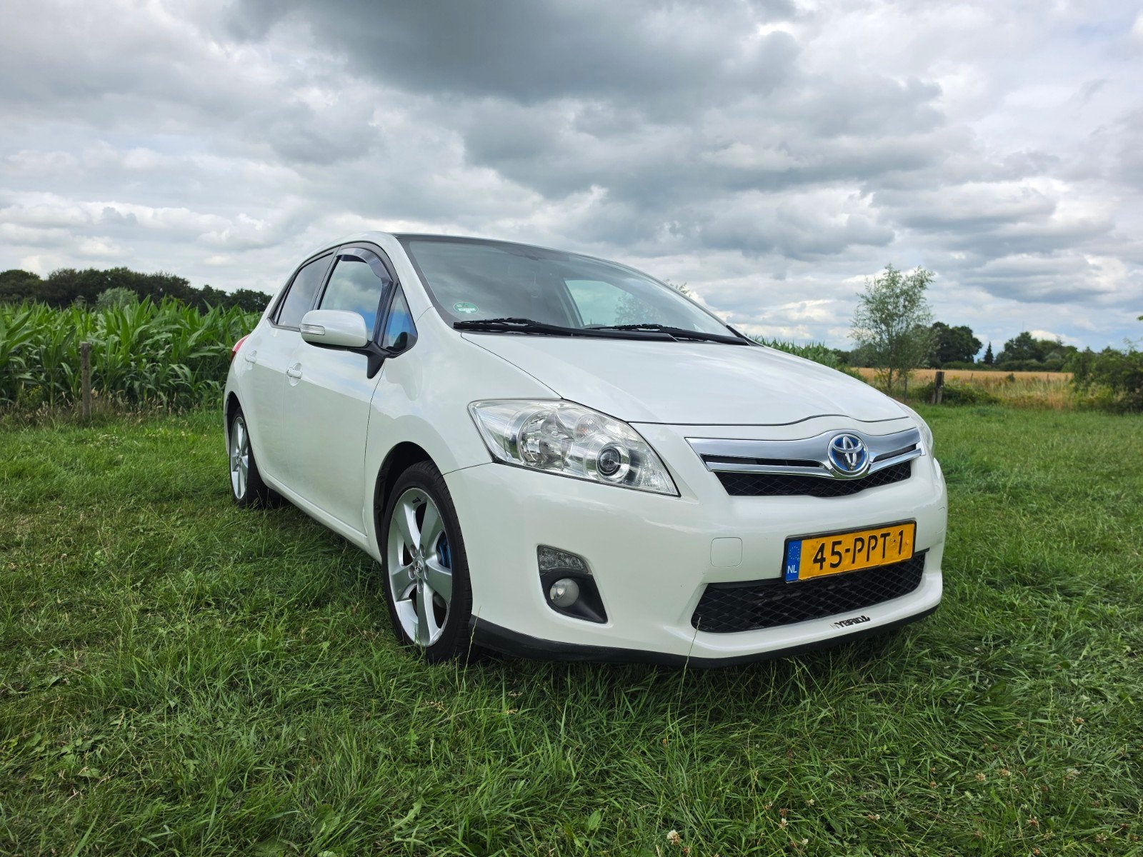 Toyota Auris 1.8 Full Hybrid 5DR CVT 2011 Wit, Stof, Zwart, 4 cilinders, Wit