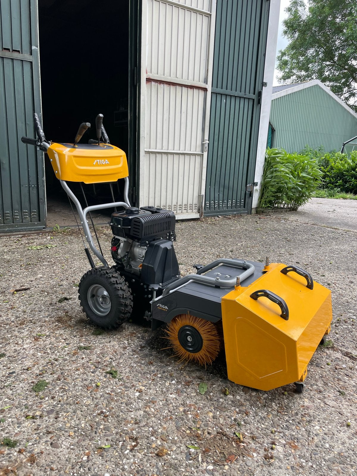 Stiga SWS 600 G veegmachine - Krachtige en veelzijdige bezem, Ophalen, Zo goed als nieuw