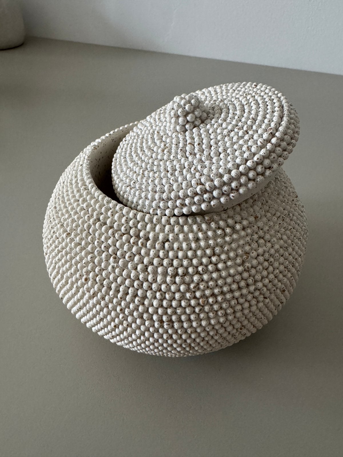 Decoratieve pot met bolletjes - Off white - Nieuw, Ophalen of Verzenden, Nieuw, Wit