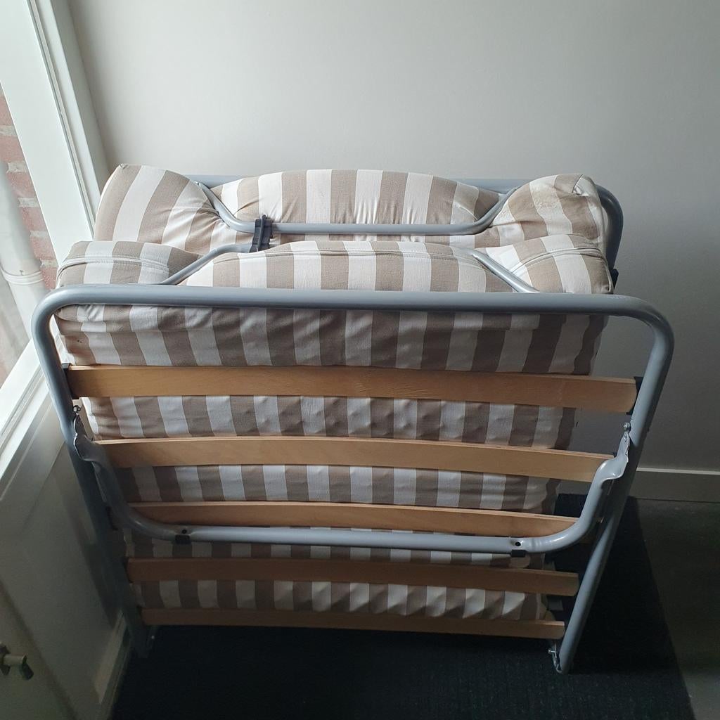 Handig opklapbed / logeerbed met matras, Gebruikt, Eenpersoons, 80 cm, Metaal