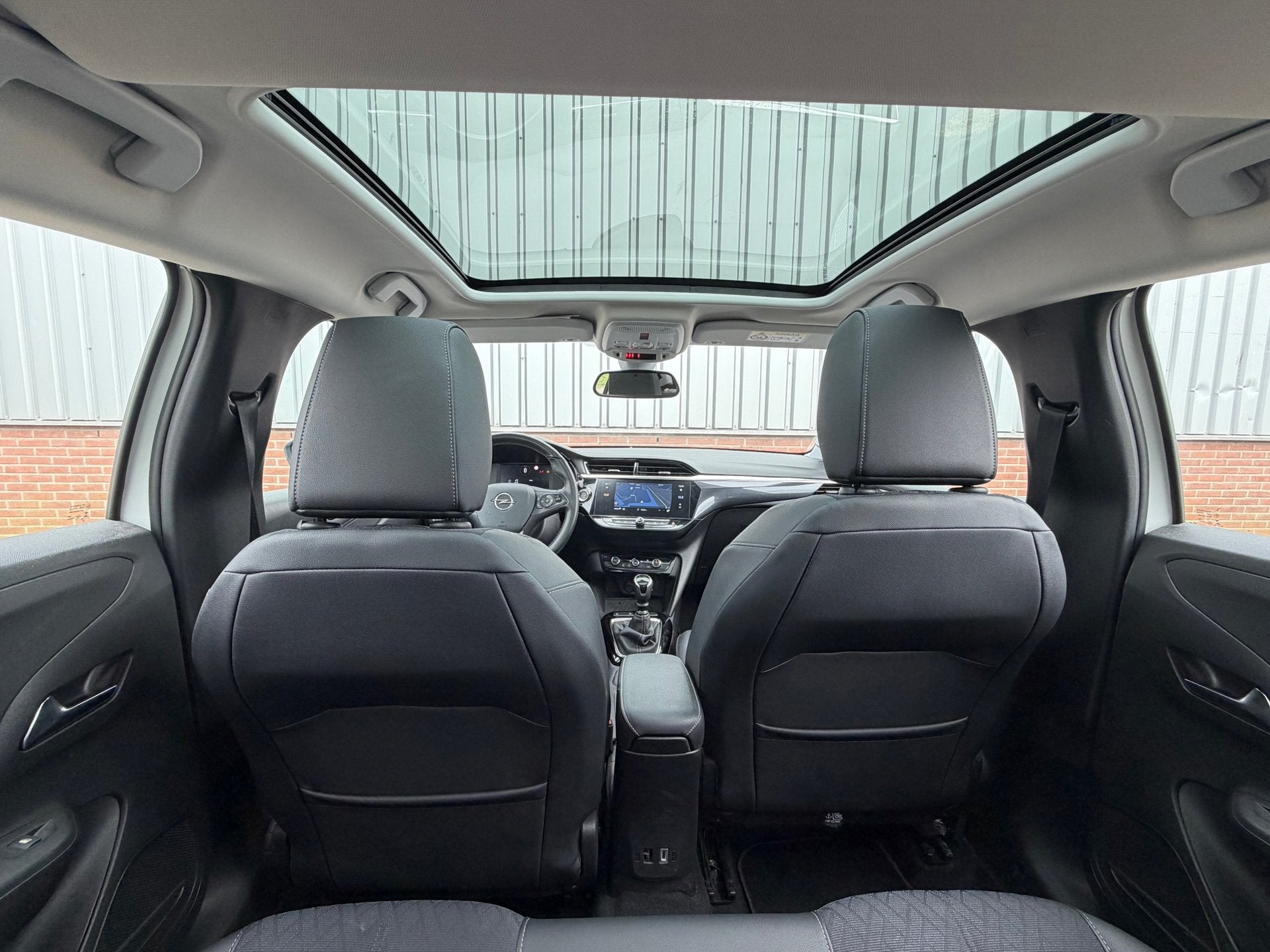 Opel Corsa 1.2 Elegance - Summit White - Panoramadak/Carplay, Voorwielaandrijving, 101 pk, Gebruikt, Leder en Stof