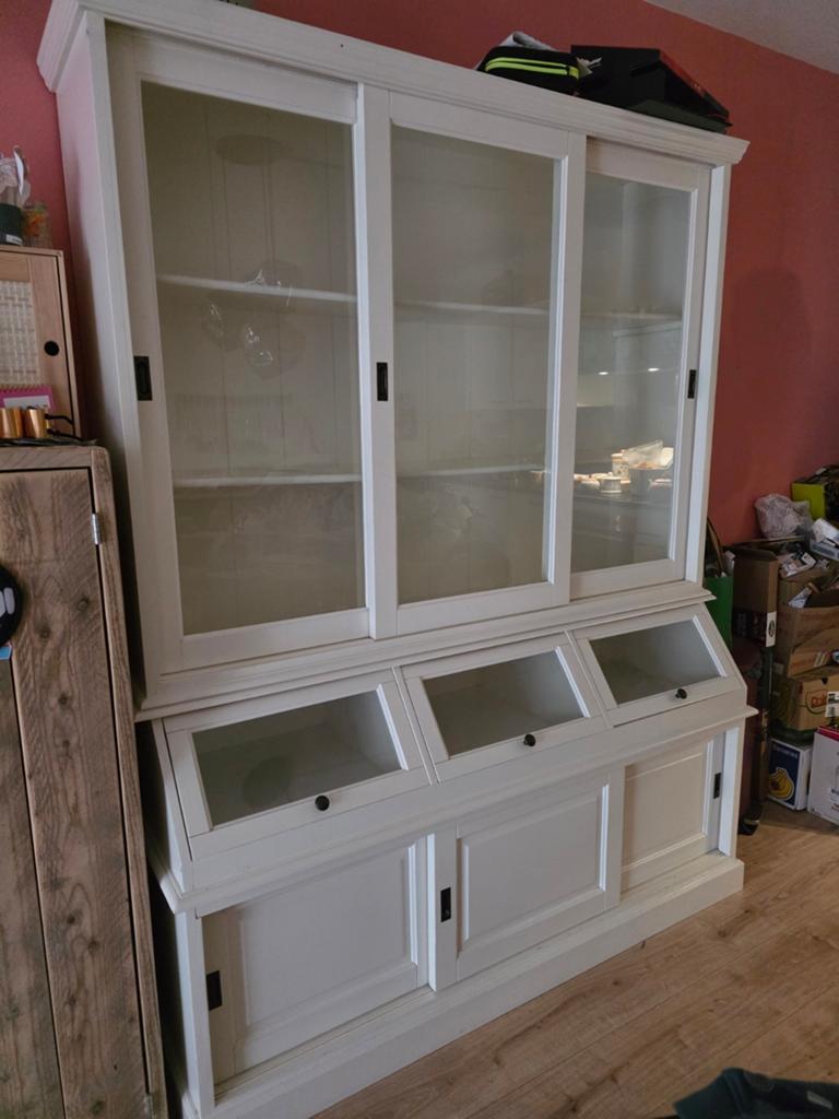 Witte buffetkast met glazen deuren, Huis en Inrichting, Kasten | Buffetkasten, Ophalen, 100 tot 150 cm, Landelijk, 25 tot 50 cm