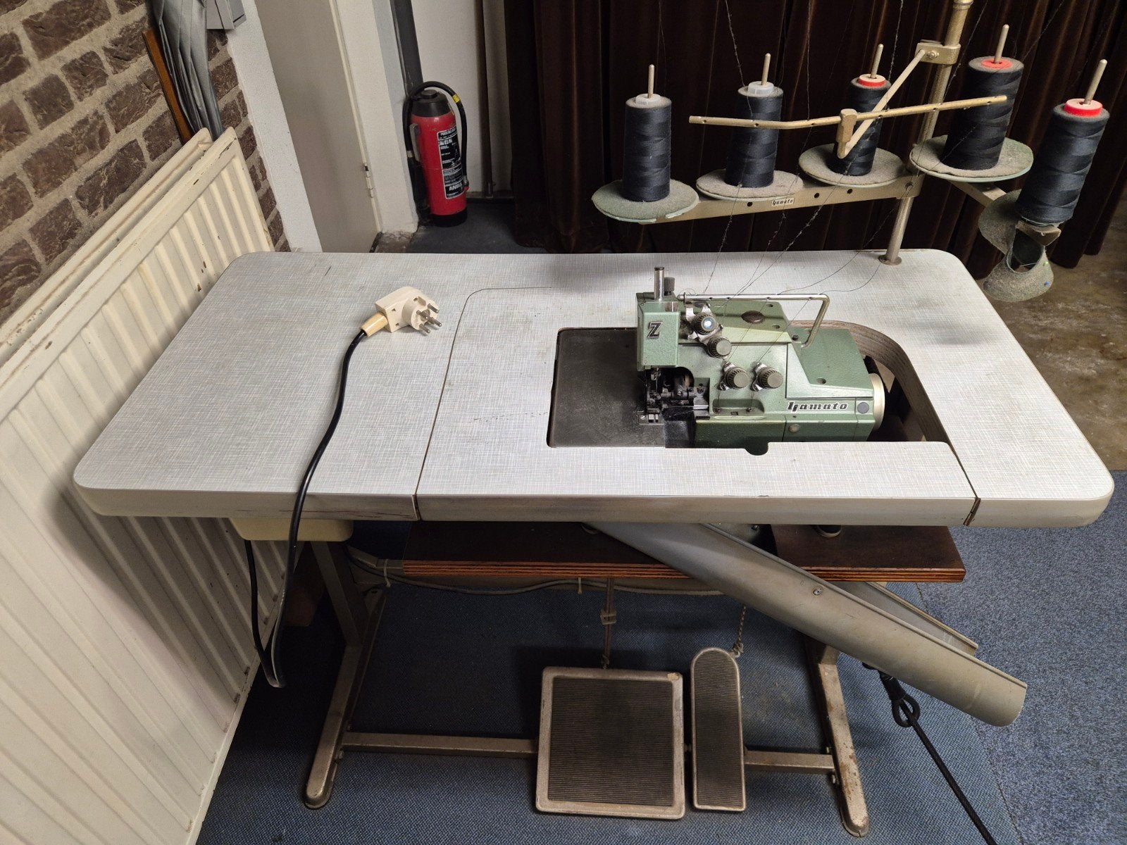 Industriële Yamato Lockmachine met tafel en accessoires, Hobby en Vrije tijd, Naaimachines en Toebehoren, Gebruikt, Lockmachine