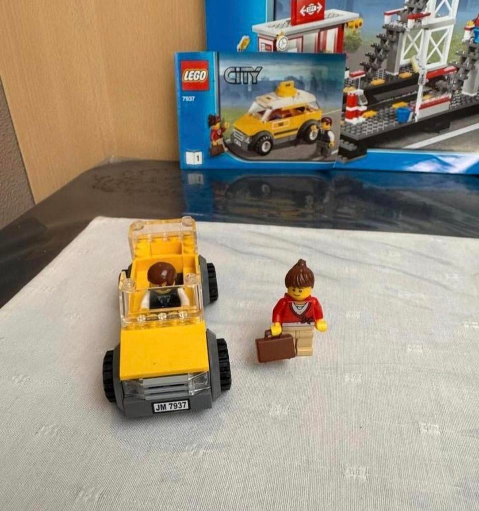 Lego City Treinstation 7937 met taxi en figuren, Ophalen of Verzenden, Zo goed als nieuw
