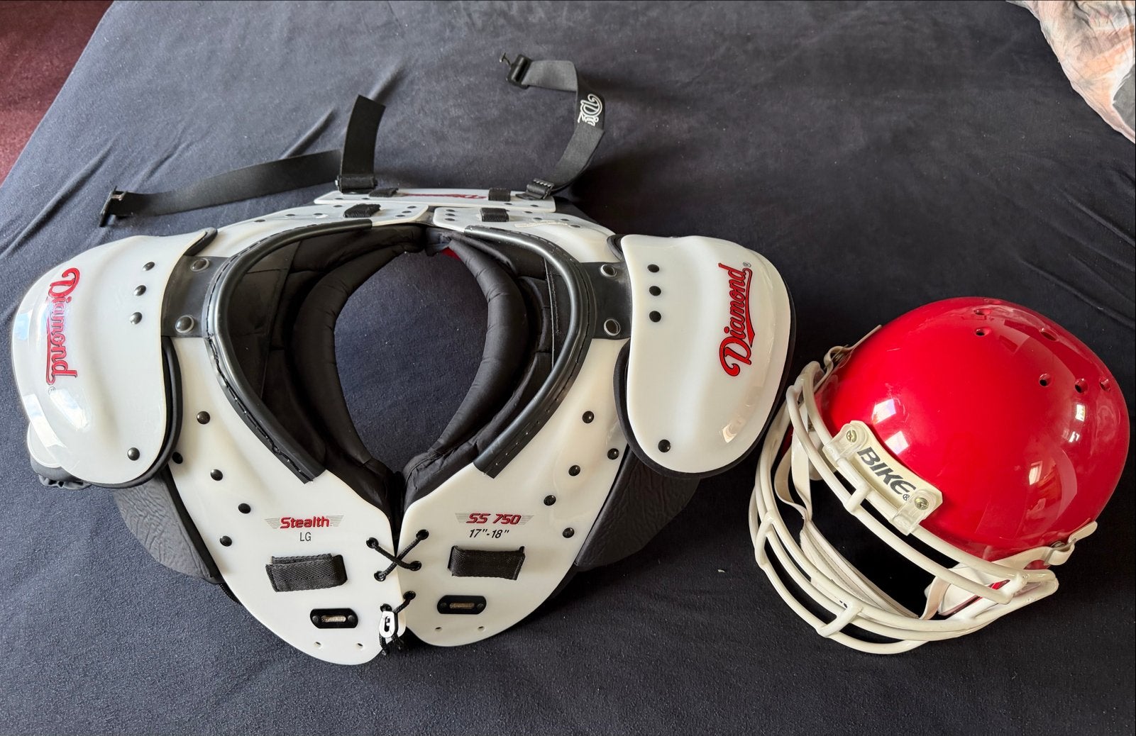 American Football Schoulder Pads en Helm - Nieuwstaat, Sport en Fitness, Overige Sport en Fitness, Ophalen, Zo goed als nieuw