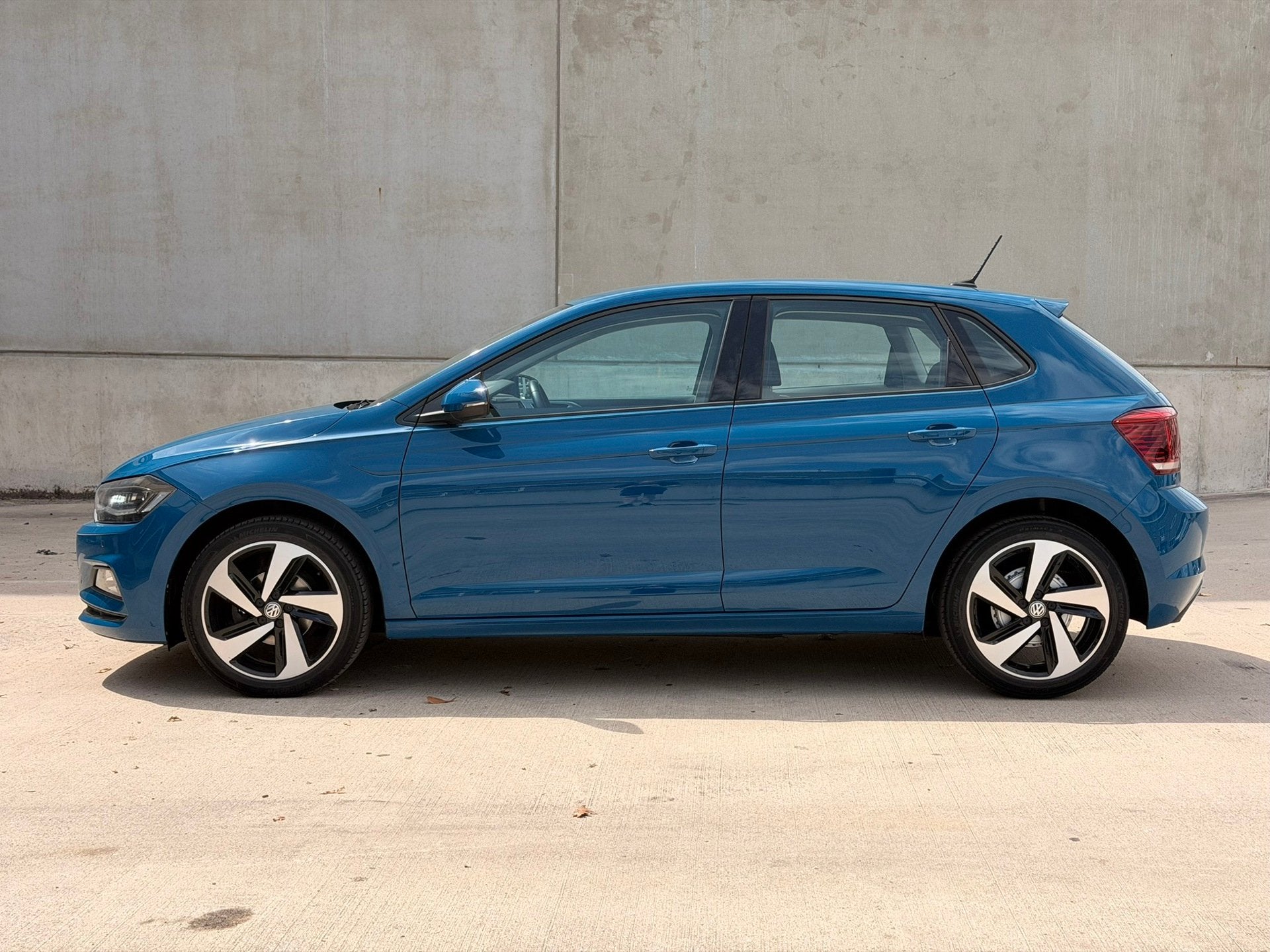 Volkswagen Polo 1.0 TSI Highline Virtual 17'' LED ACC Camera, Voorwielaandrijving, Gebruikt, Blauw, Leder en Stof