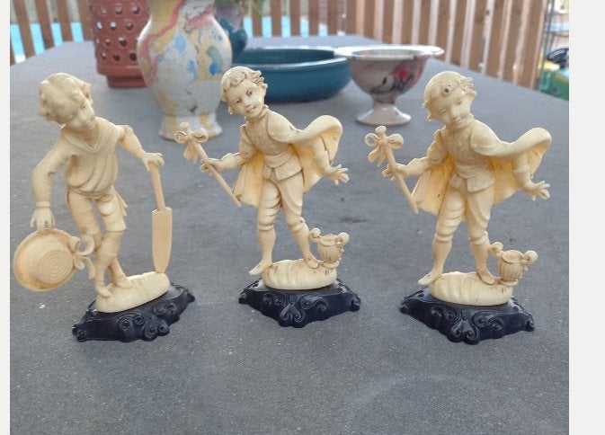 3 Vintage Italiaanse Beeldjes – Faux Ivoor / Kunsthars, Ophalen of Verzenden, Zo goed als nieuw