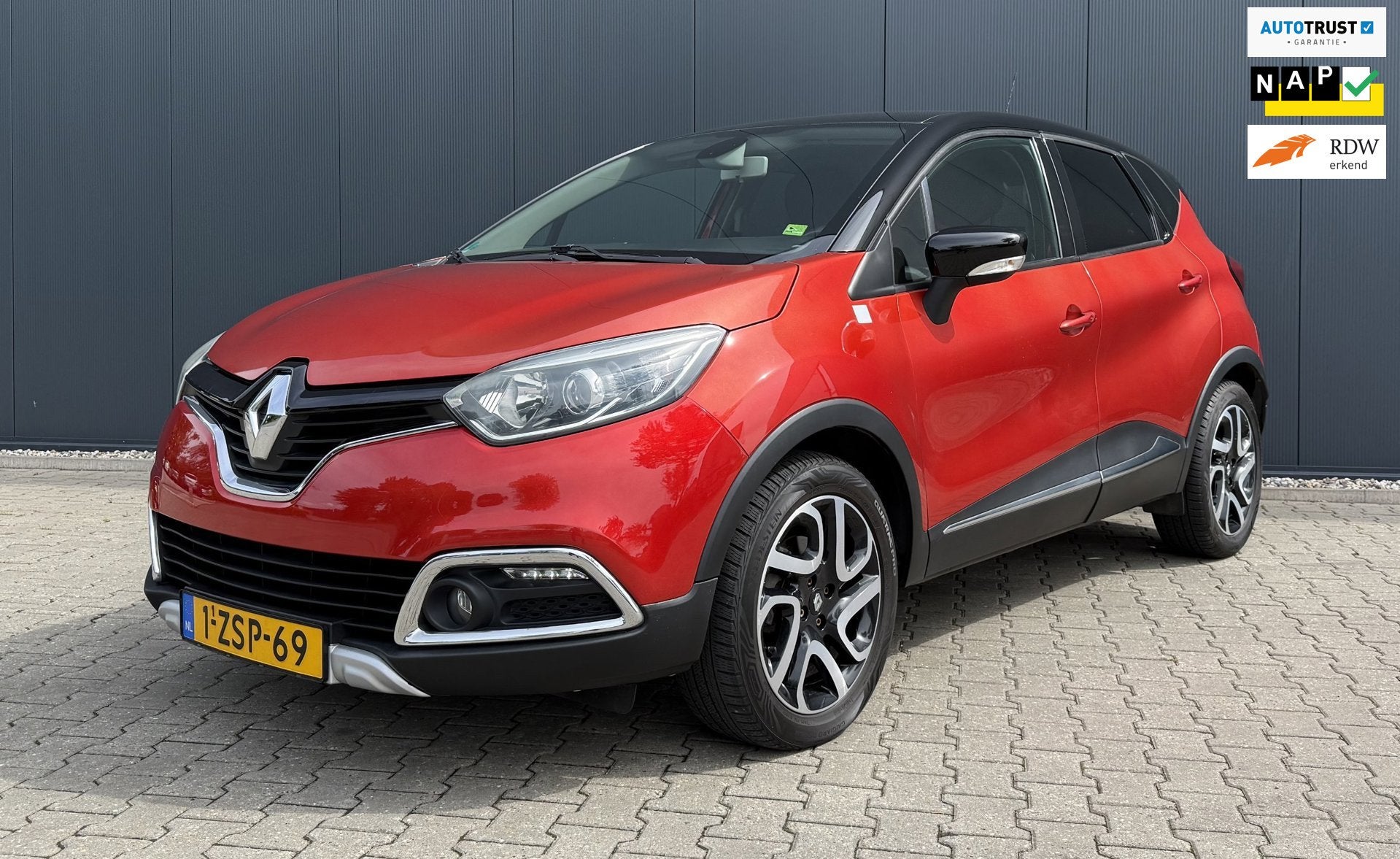 Renault Captur 1.2 TCe Helly Hansen Airco Cruise Automaat Ca, Auto's, Euro 5, Zwart, 4 cilinders, Leder en Stof
