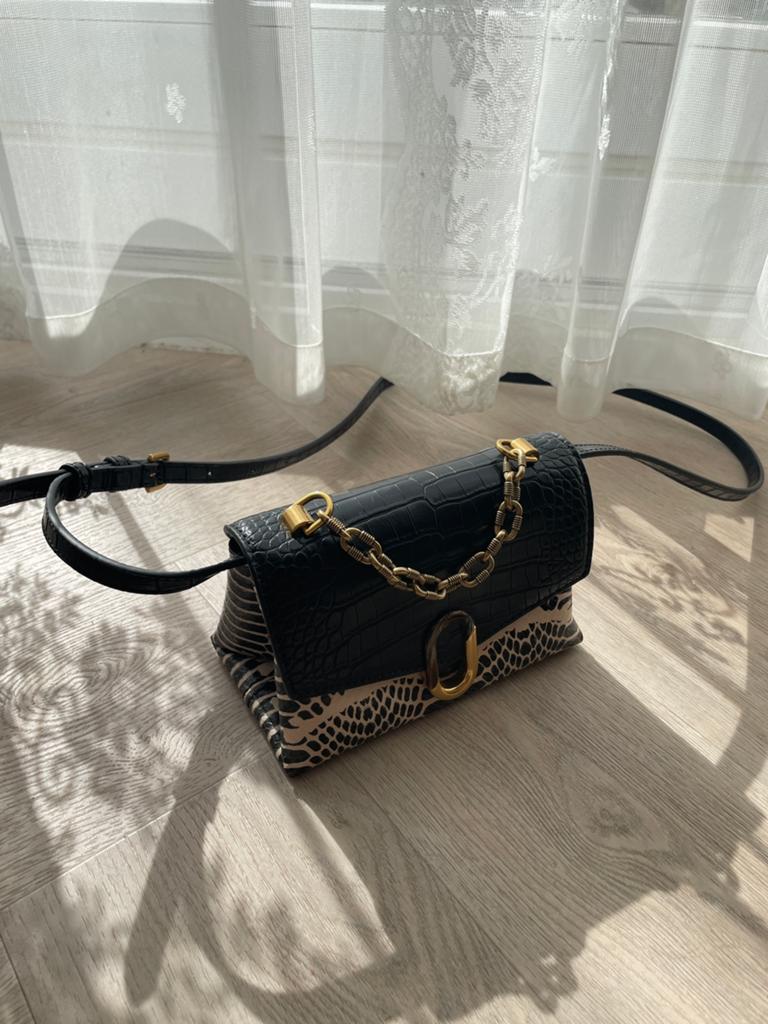 Charles & Keith zwart gouden schoudertas met croco print, Ophalen of Verzenden, Zo goed als nieuw, Zwart, Schoudertasje