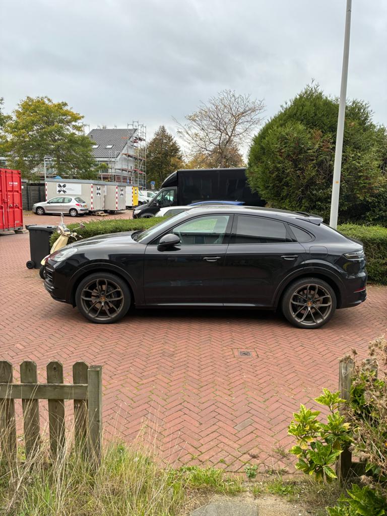 Porsche Cayenne 3.0 V6 462pk E-hybrid 2020 Zwart, Auto's, Porsche, Automaat, 2995 cc, 4 stoelen, Leder en Stof