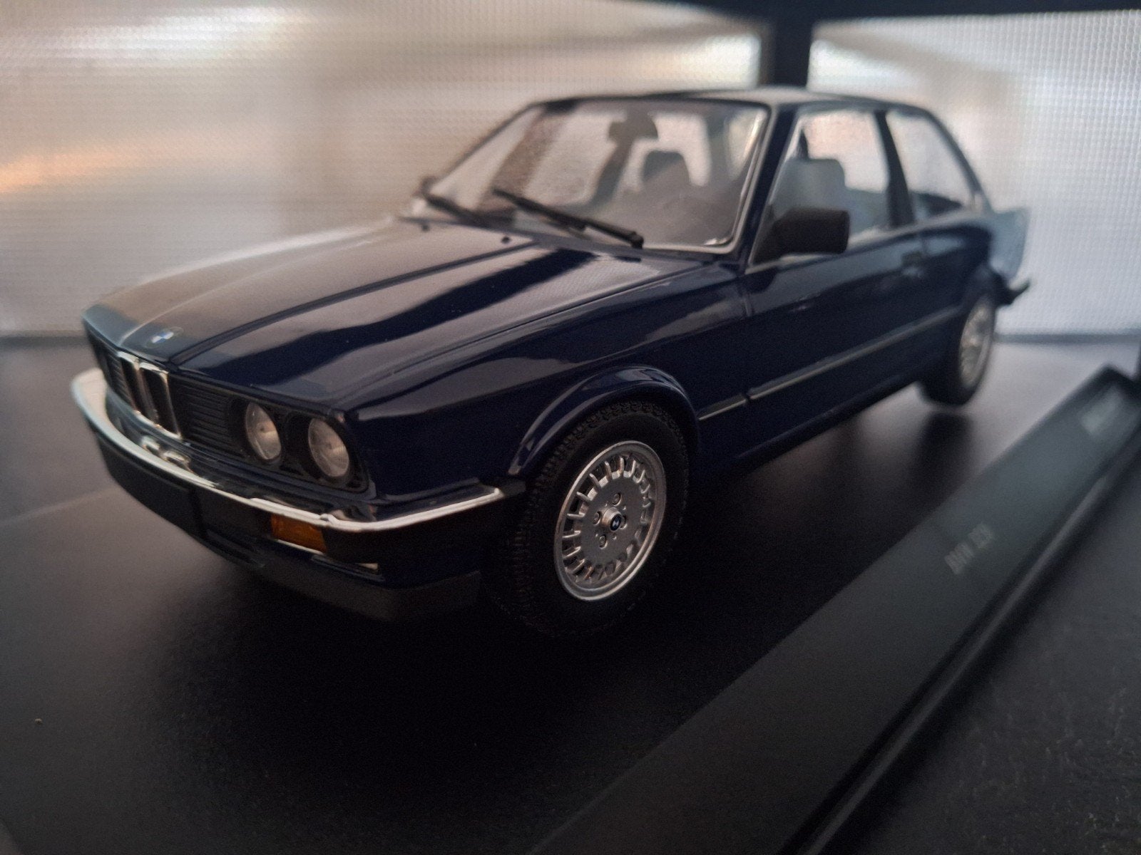 BMW 323i (E30) 1982 donker blauw Schaal 1:18, Minichamps, Auto, Nieuw, Ophalen of Verzenden
