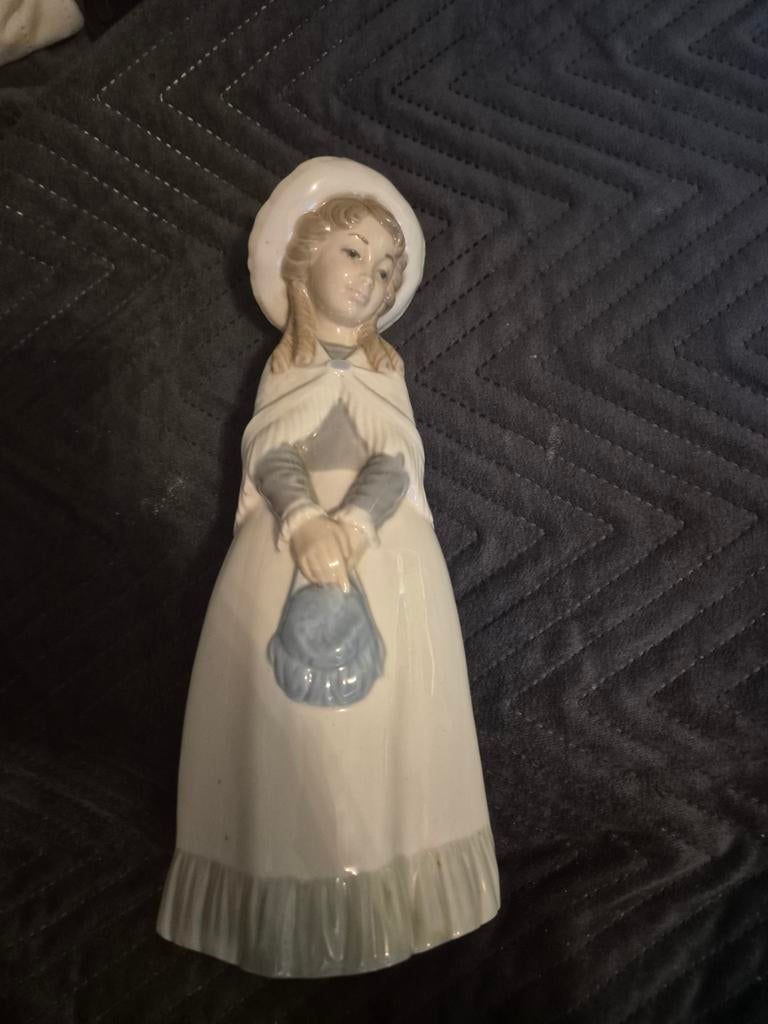 Nao Lladro Beeldje Meisje met Hoed en Tasje - Handgemaakt, Ophalen of Verzenden, Zo goed als nieuw, Mens