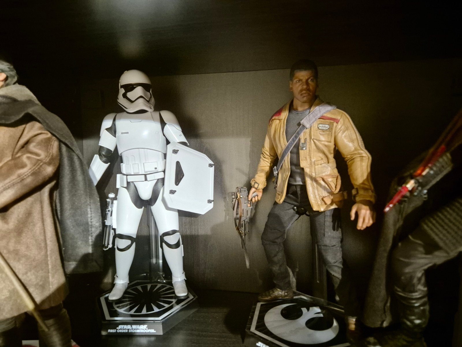 Star Wars Finn & Riot Trooper Hot Toys 1/6 scale figuren, Ophalen of Verzenden, Zo goed als nieuw, Actiefiguurtje