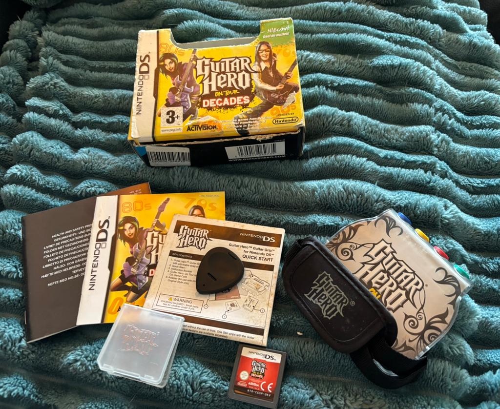 Guitar Hero on Tour Decades Helemaal compleet!, Spelcomputers en Games, Muziek, Verzenden, 1 speler, Zo goed als nieuw