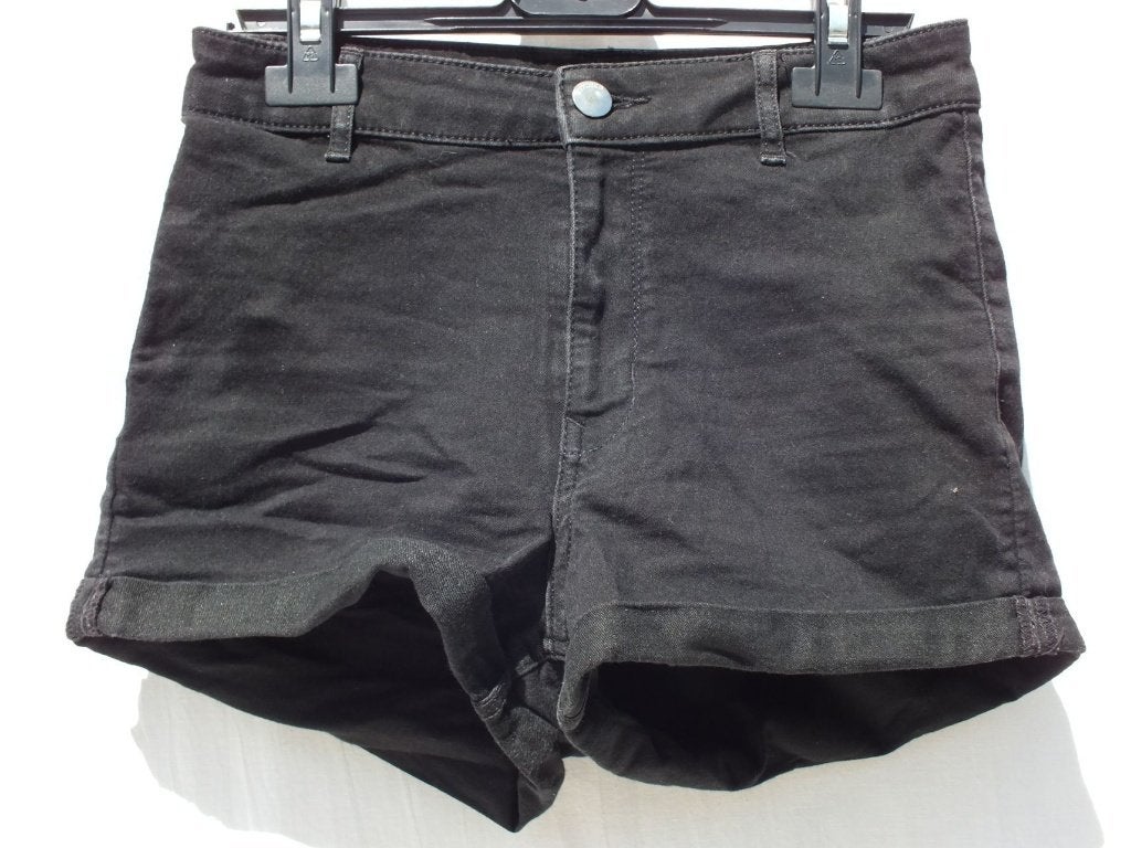 Stoere zwarte korte broek. mt 36. Merk Divided, Kort, ., Zwart, Ophalen of Verzenden