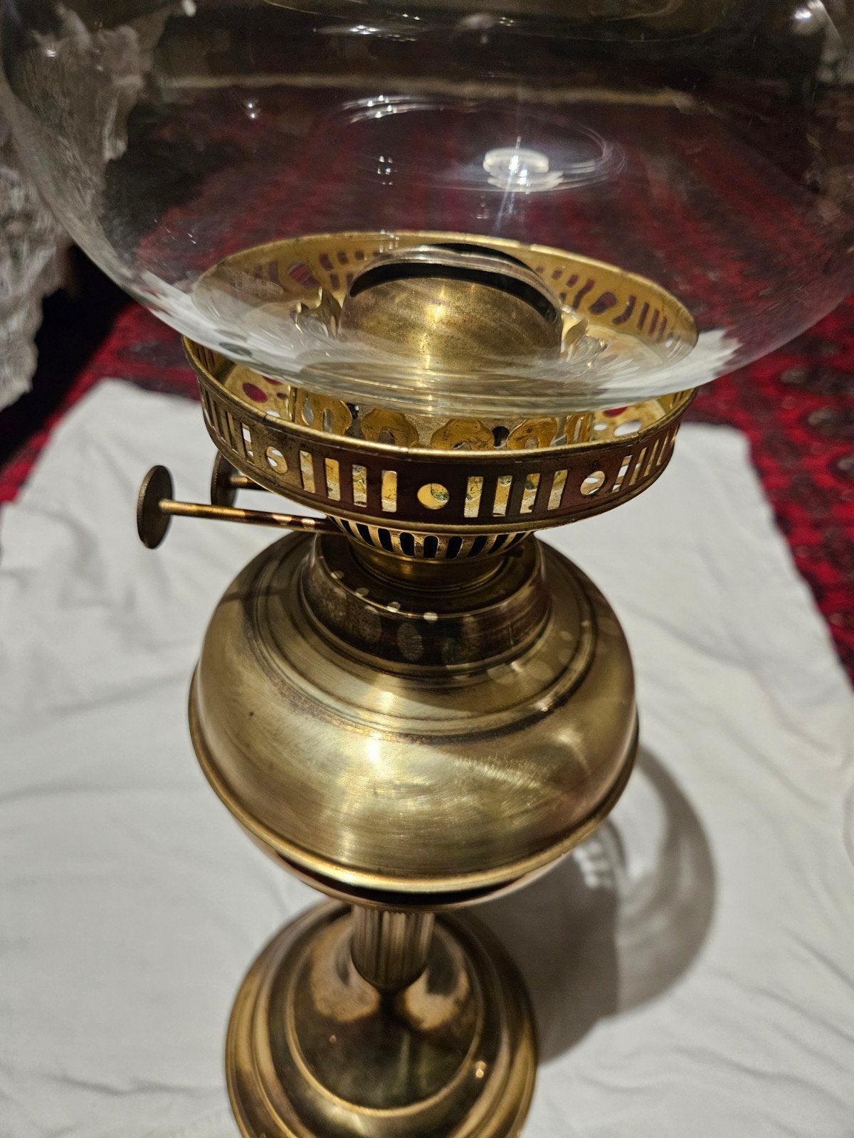 Antieke olielamp van messing met glazen kap, Antiek en Kunst, Antiek | Lampen, Ophalen of Verzenden