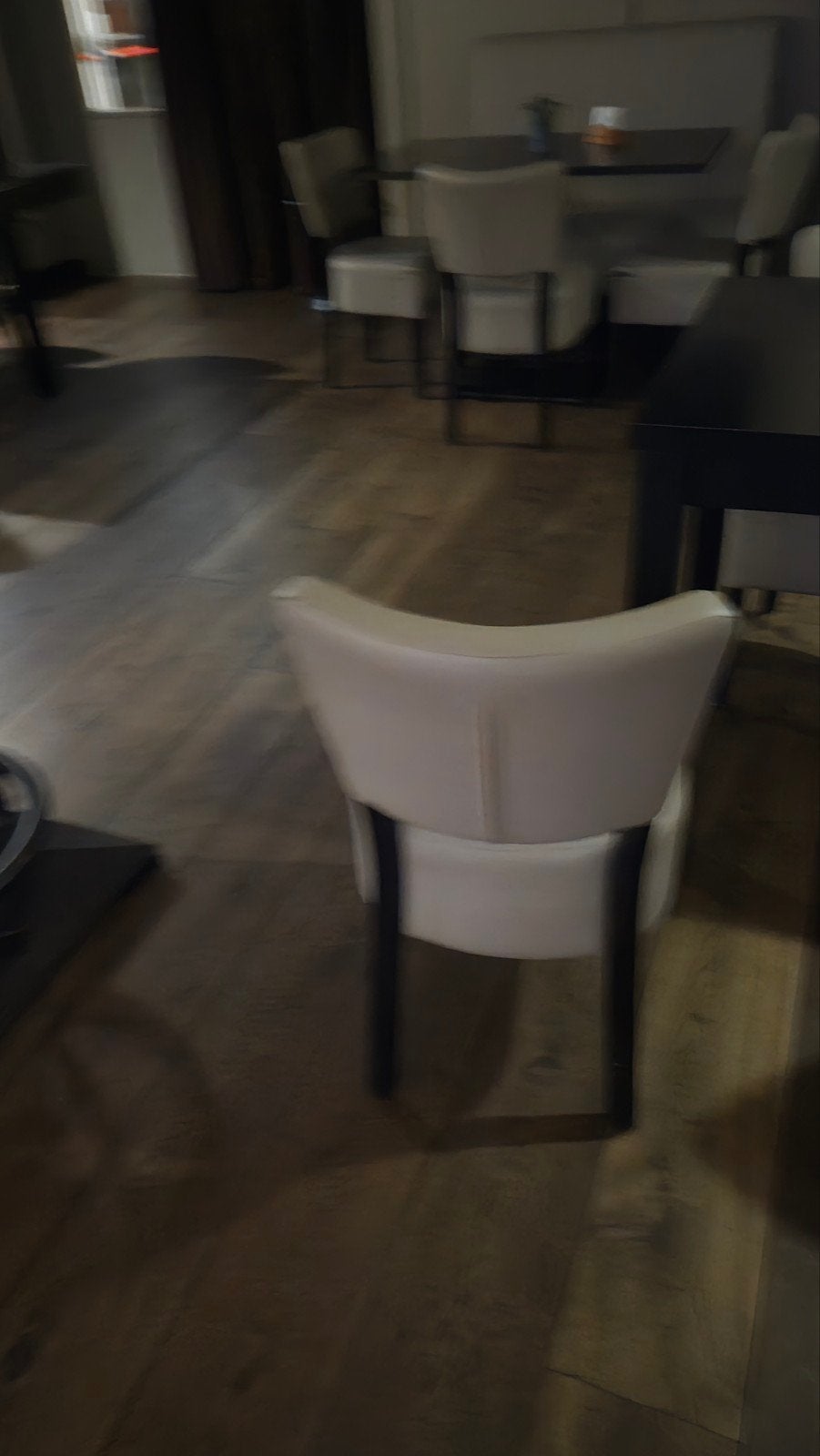 Gratis af te halen: 15 stoelen en 10 barkrukken (versleten), Huis en Inrichting, Stoelen, Ophalen