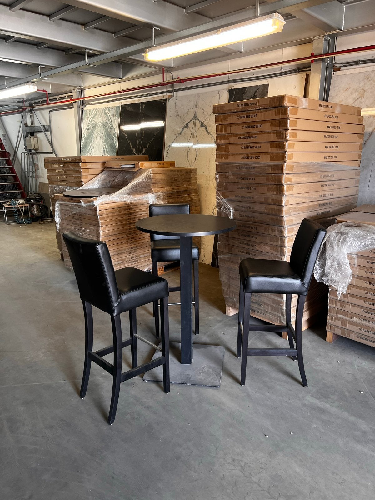 3 Barkrukken zwart kunstleer met bar tafel, Huis en Inrichting, Barkrukken, Ophalen, Gebruikt, 60 tot 90 cm, Leer