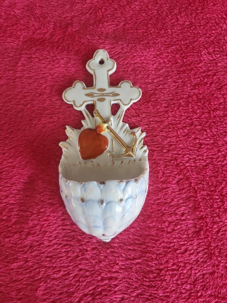 Antiek wijwaterbakje met kruis, hart en anker - 16 cm, Ophalen