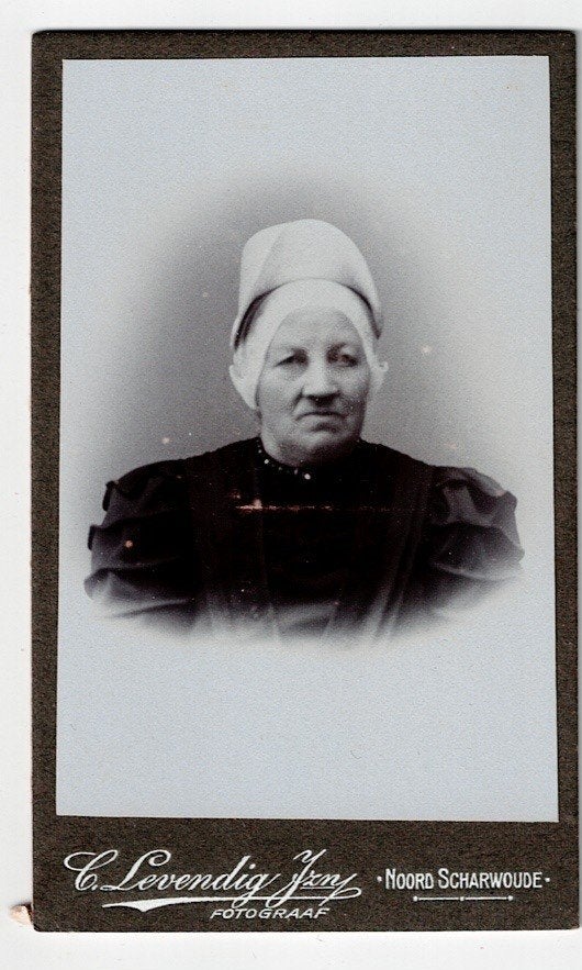 CDV nr. 36. Oudere dame met kap (noord Scharwoude)., Gebruikt, Foto, Klederdracht, Ophalen of Verzenden