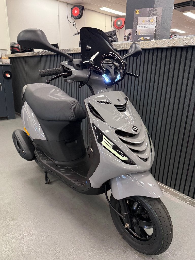 Piaggio Zip Brom SP Nardo Grey E5 45KM BJ 2024 Full Option, Fietsen en Brommers, Scooters | Piaggio, Ophalen, Maximaal 45 km/u