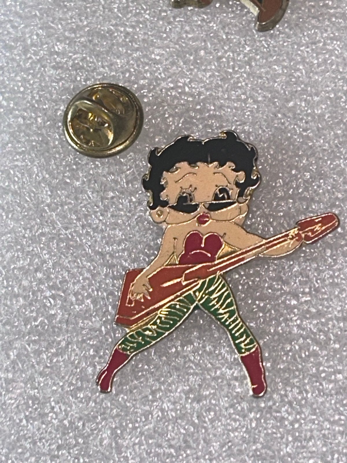 Betty Boop Pin met Gitaar - Vintage, Ophalen of Verzenden, Gebruikt, Figuurtje, Speldje of Pin