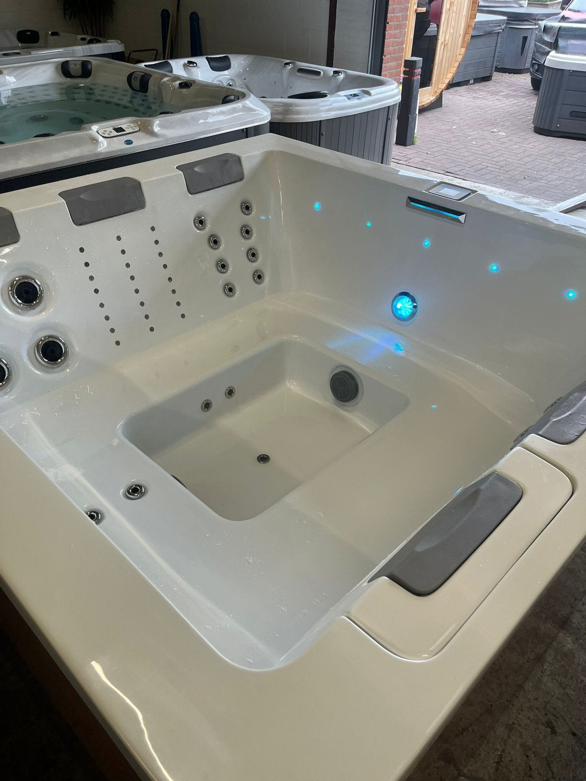 Luxe 6 pers Spa Infinitas Grand incl. Plaatsing & Garantie, Ophalen, Zo goed als nieuw, Filter