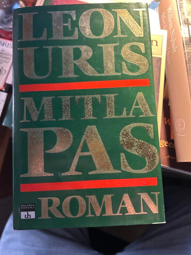 Mitla Pas - Leon Uris - Roman, Boeken, Romans, Ophalen of Verzenden, Gelezen, Nederland