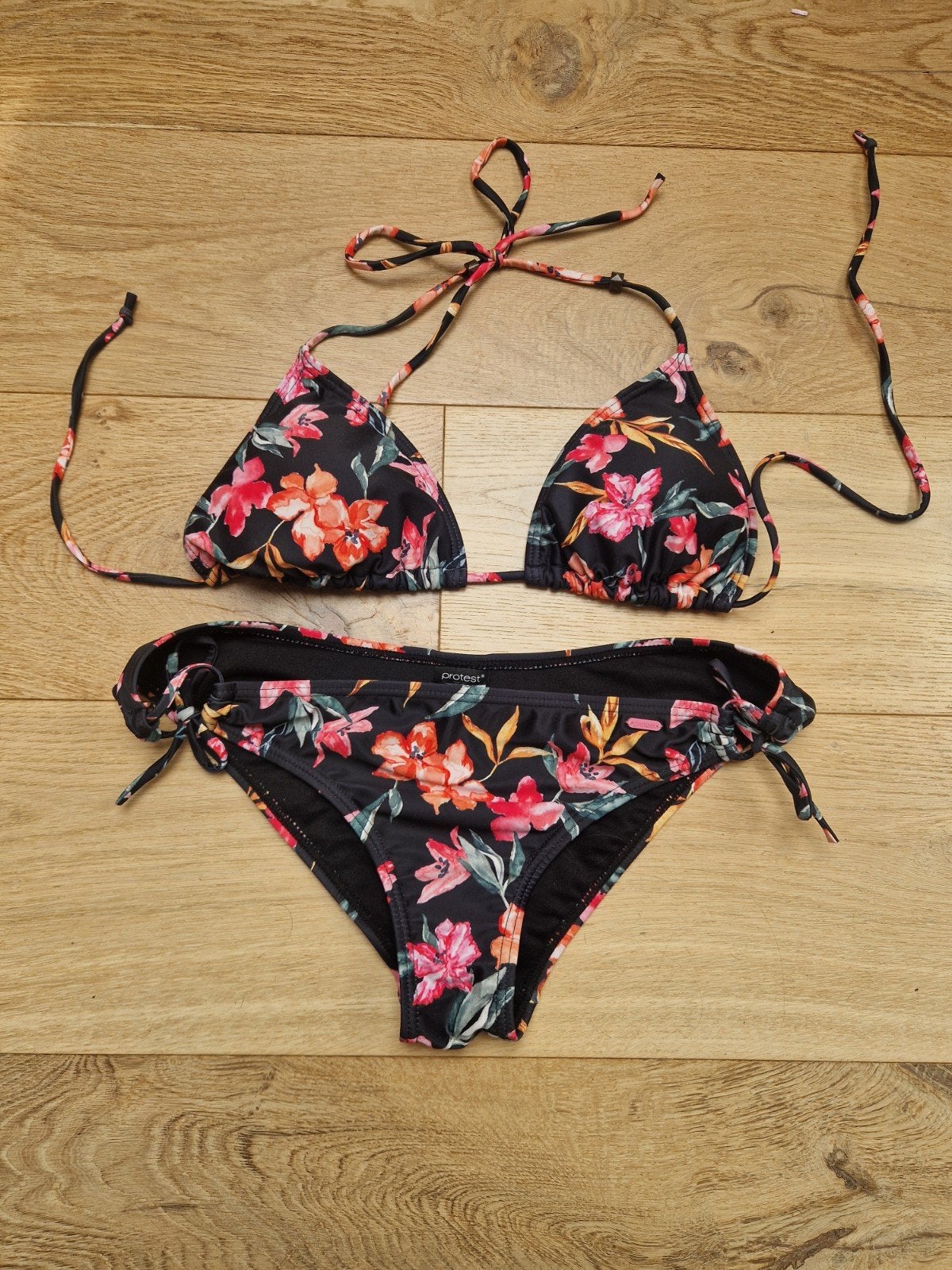 Protest bikini met bloemen zwart gekeurd voorgevormde cups, Kleding | Dames, Badmode en Zwemkleding, Zwart, Ophalen of Verzenden