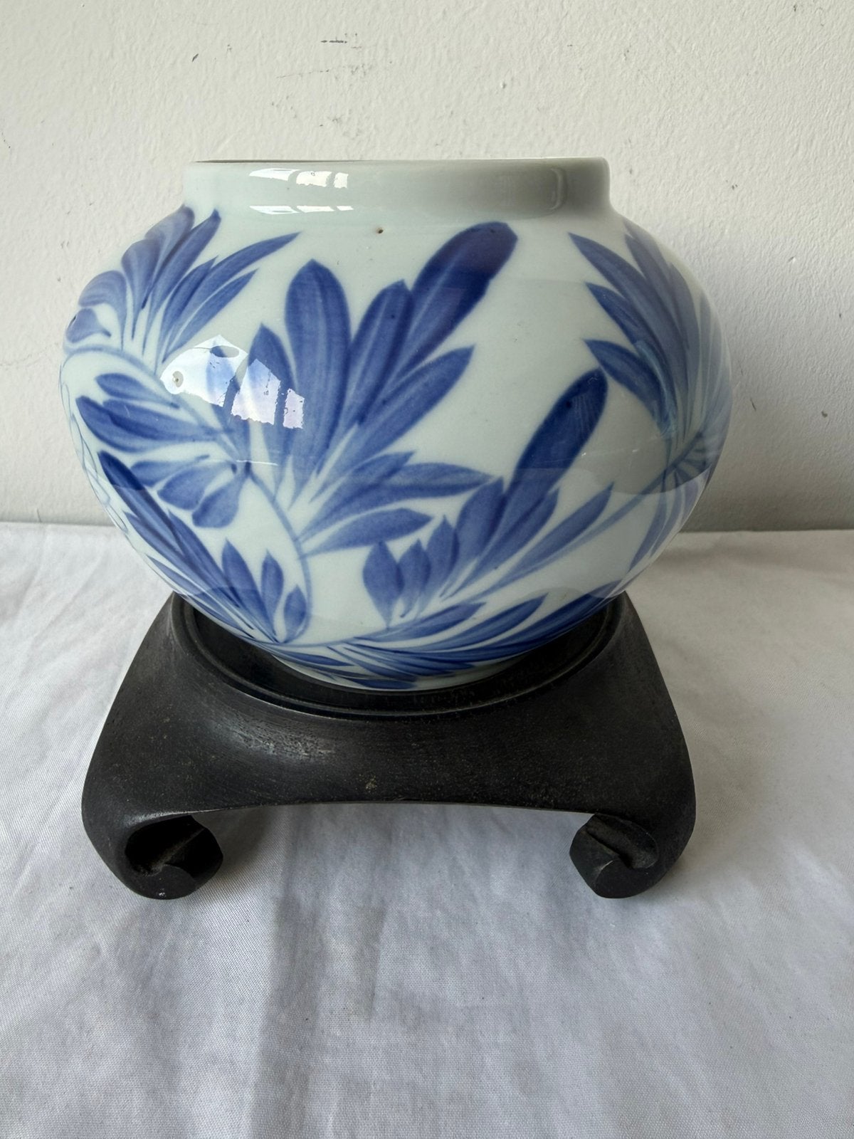 Antieke Chinees Japans vaas blauw wit op onderzetter, Ophalen of Verzenden