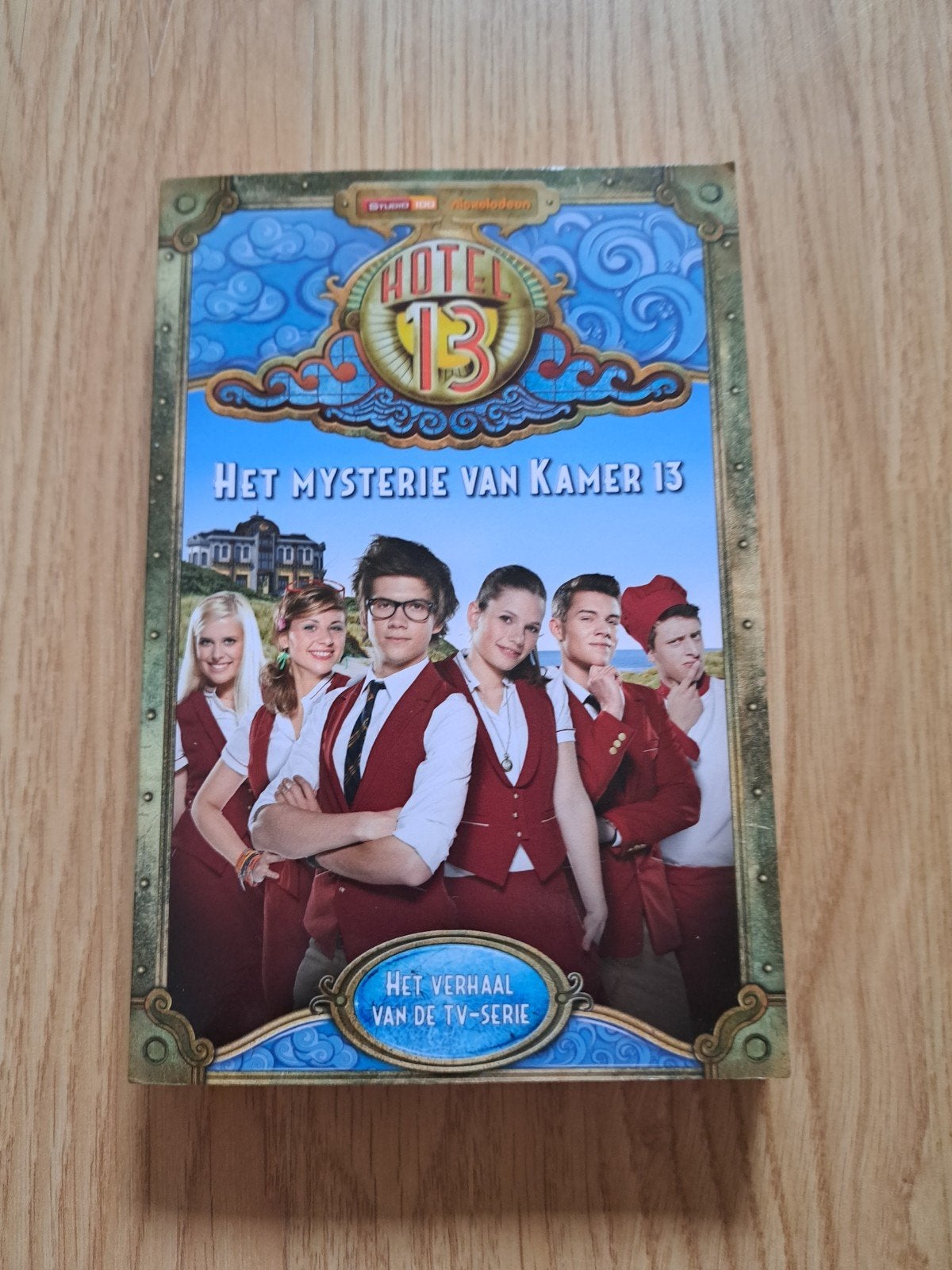 Hotel 13: Het Mysterie van Kamer 13 -verhaal van de TV-s, Ophalen of Verzenden, Zo goed als nieuw, Studio 100, Fictie algemeen