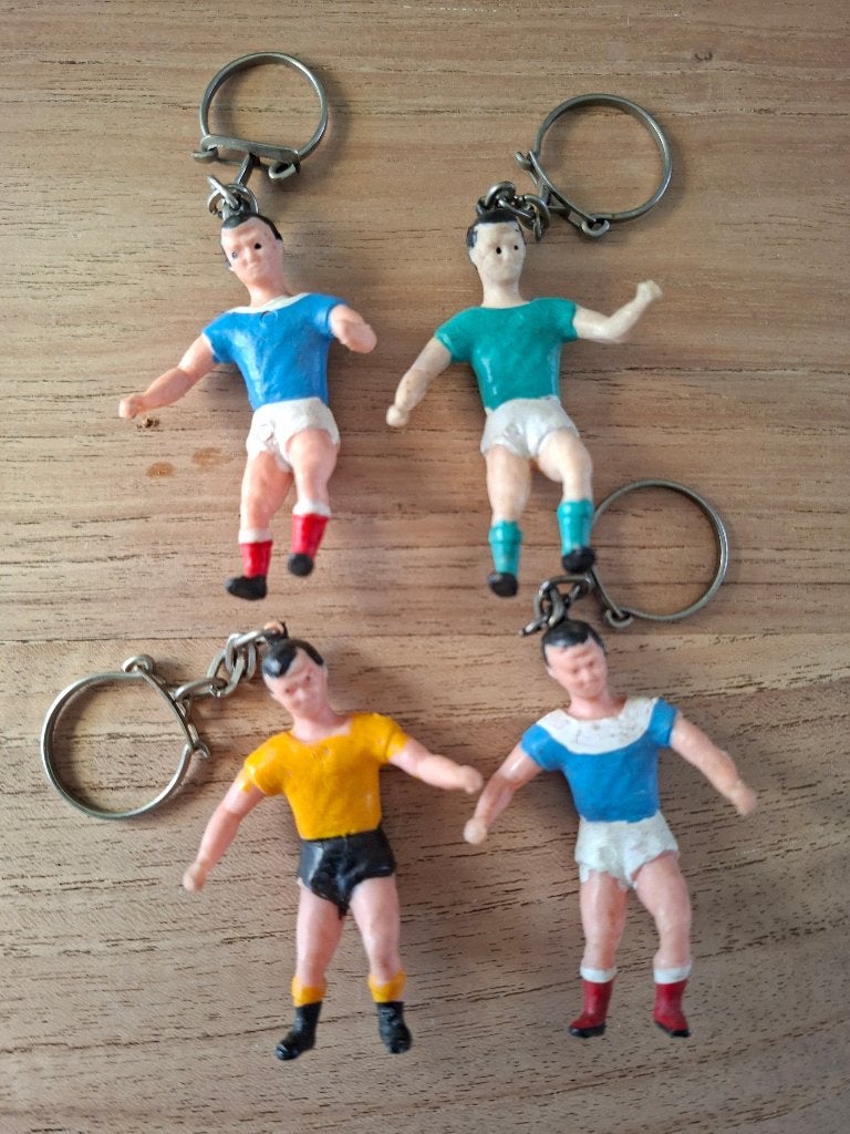 4 oude sleutelhangers voetbal, Ophalen of Verzenden, Gebruikt, Overige binnenlandse clubs, Overige typen