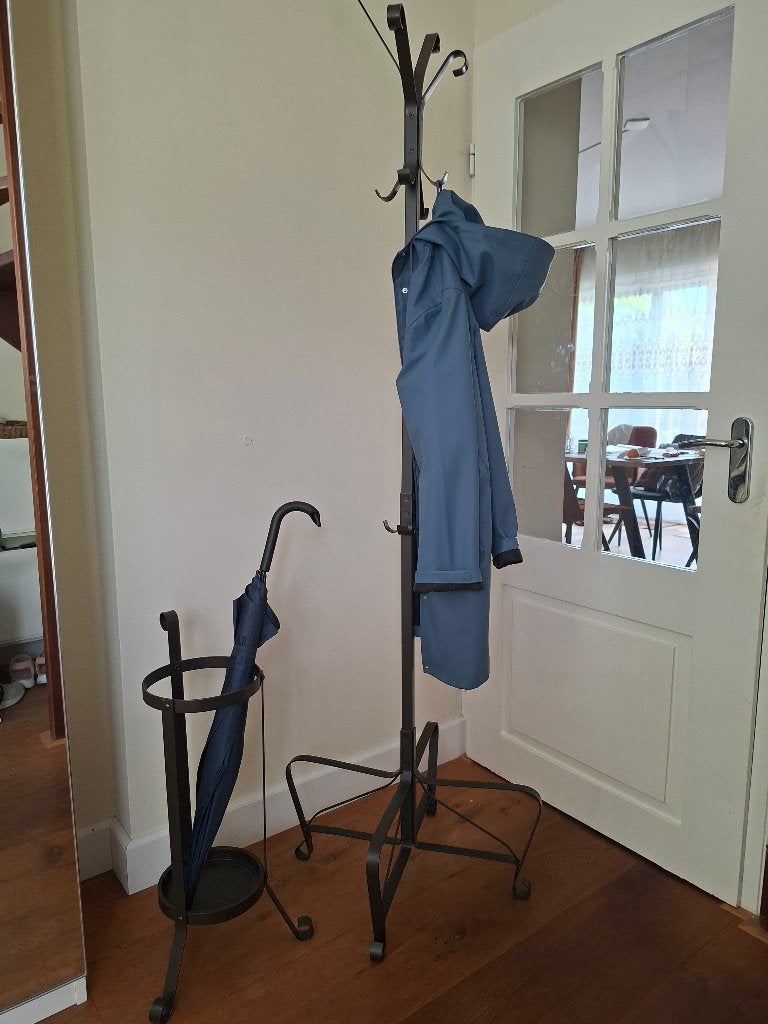 IKEA staande kapstok + paraplubak zwart bruin metaal set €30, Huis en Inrichting, Woonaccessoires | Kapstokken, Ophalen, Zo goed als nieuw
